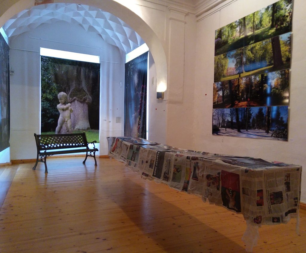 Petra Herrmanns Werk "Europa zu Tisch" in der Ausstellung “#SalonEuropa im Hier und Jetzt: Schloss Tannenfeld – Inspiration und Wirklichkeit” im Sommer 2018 im Museum Burg Posterstein