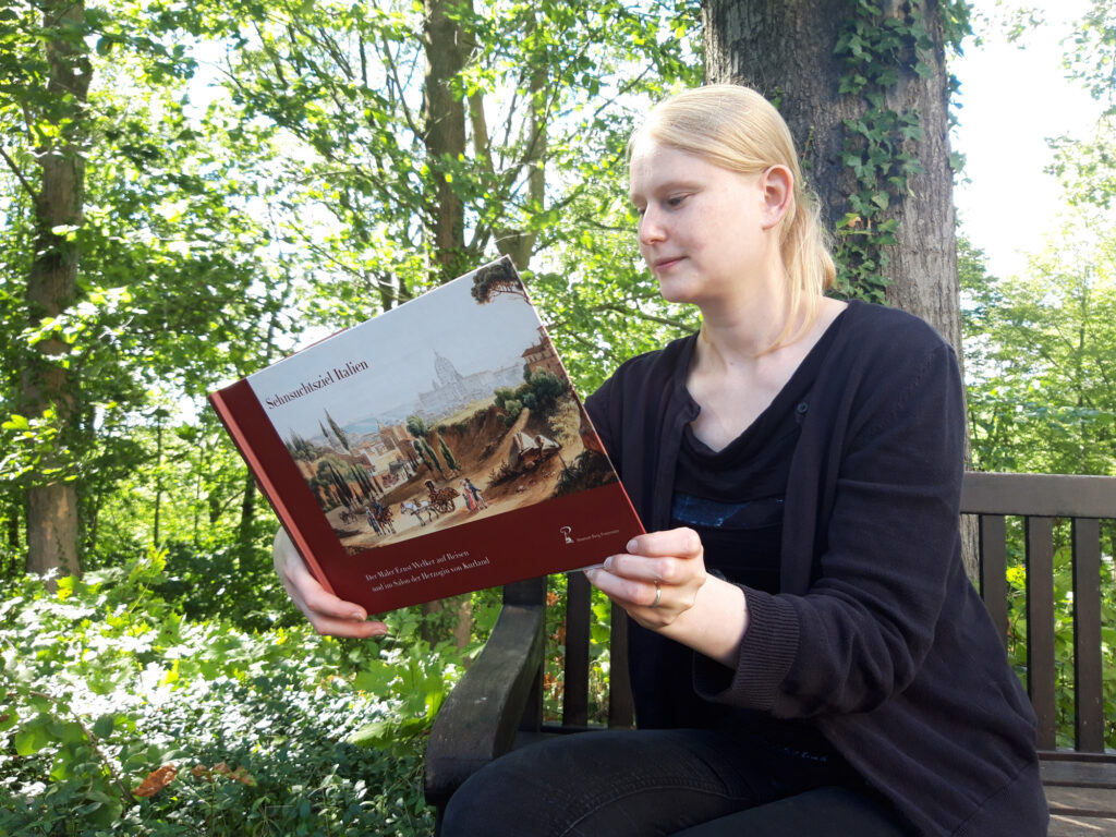 Franziska Huberty aus dem Museum Burg Posterstein mit dem Buch "Sehnsuchtsziel Italien"